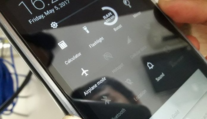 5 Fungsi AirPlane Mode yang Pasti Belum Kamu Ketahui 5 Fungsi AirPlane Mode yang Pasti Belum Kamu Ketahui